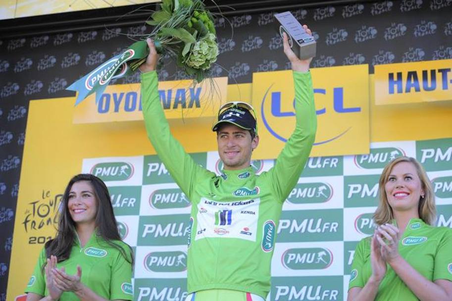Peter Sagan sul podio. Lo slovacco pu comunque sorridere indossando la maglia verde di miglior sprinter. EPA